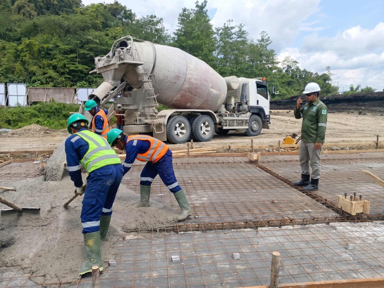pekerja biogas